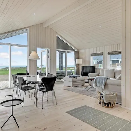 3 Bedroom Front In Holiday home